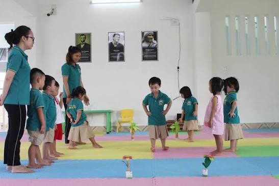 GIÁO ÁN ĐI BẰNG GÓT CHÂN Đề tài: VĐCB: ĐI BẰNG GÓT CHÂN TCVĐ: CHUYỀN BÓNG QUA ĐẦU
